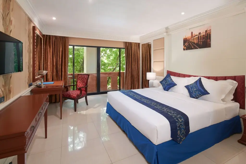 Паттайя: Floral Dolphin Circle Pattaya