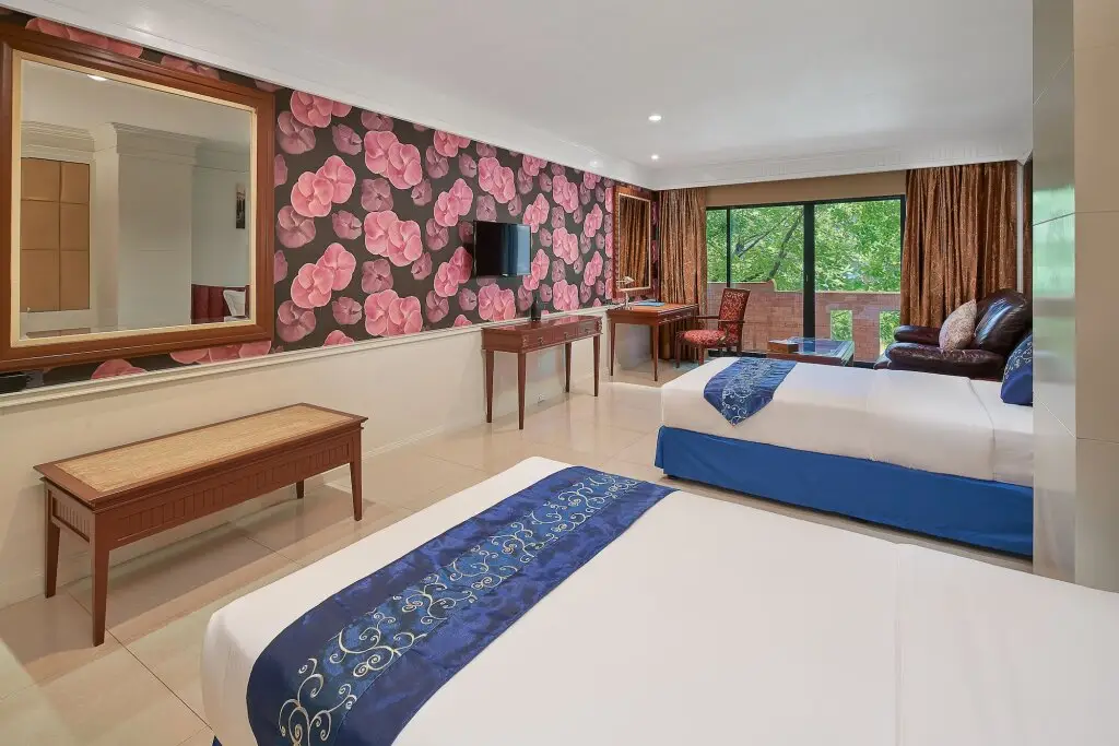 Паттайя: Floral Dolphin Circle Pattaya