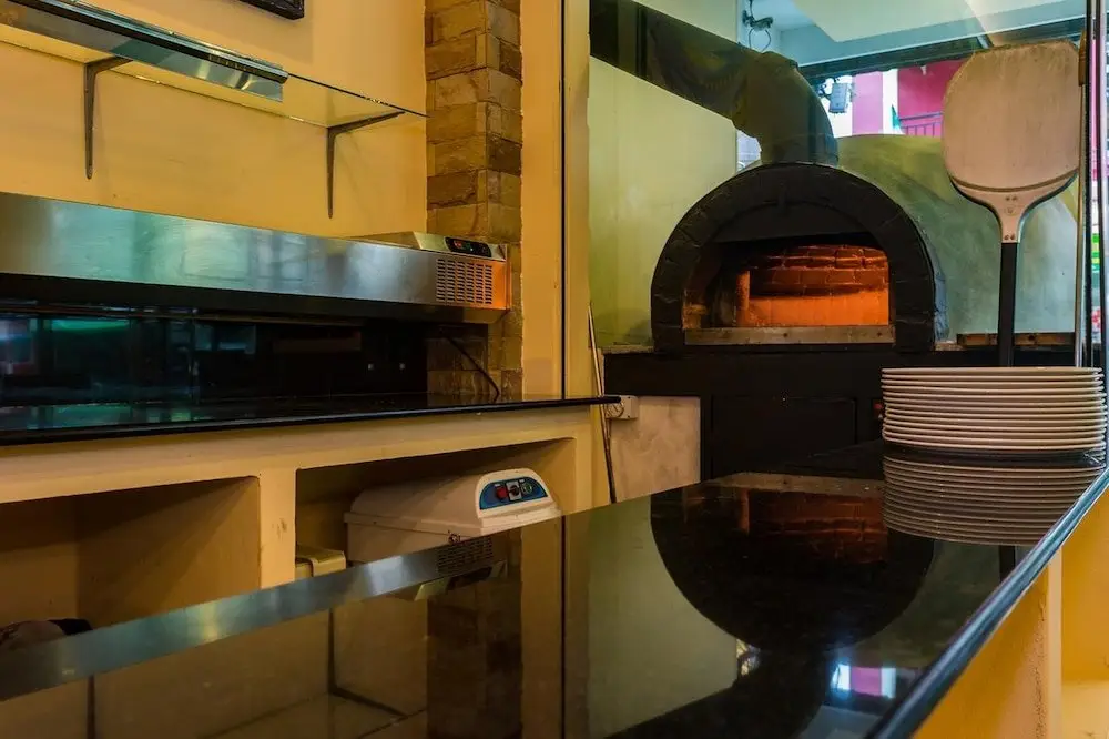 Кату: Room in Guest Room - Bucintoro Restaurant & Guesthouse Belvedere - 10 Minutes From Patong Beach