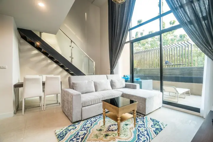 Тхаланг: Pool access duplex in Surin condo for 4 people