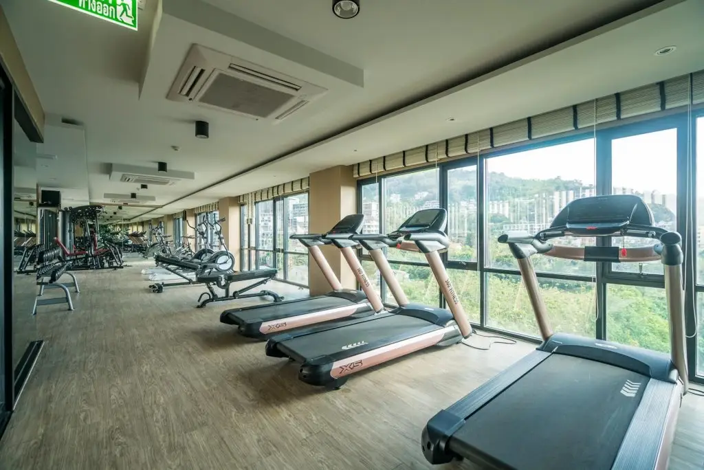 Тхаланг: Pool access duplex in Surin condo for 4 people