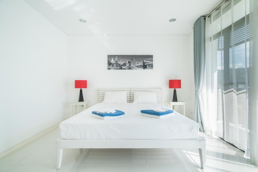 Кату: High floor 3 bdr apartment with pool and gym