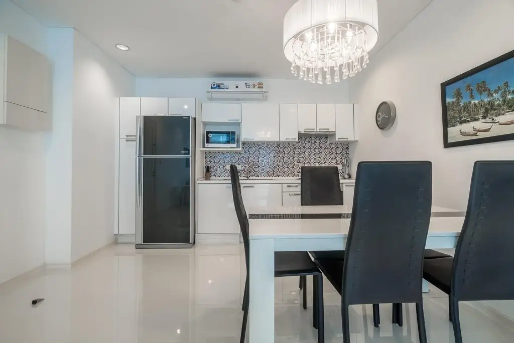 Кату: High floor 3 bdr apartment with pool and gym