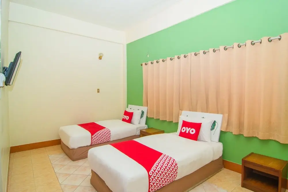 Пранбури : Phasuk Hotel by OYO Rooms