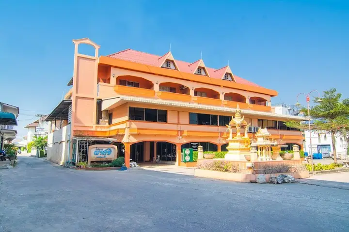 Пранбури : Phasuk Hotel by OYO Rooms