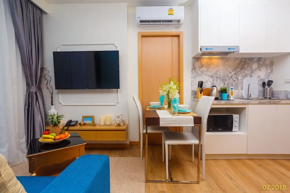 Тхаланг: The Aristo Condo II by Holy Cow