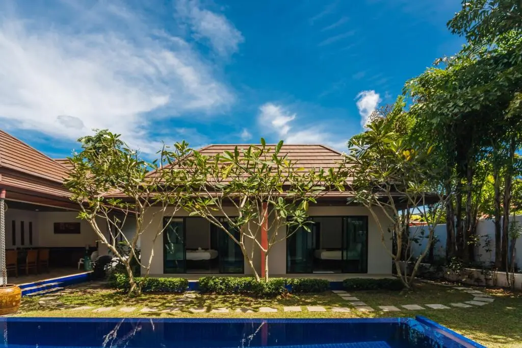 Муанг: Frangipani Villa in Nai Harn (5 bedroom)
