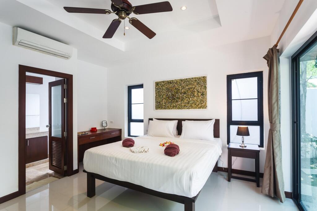 Муанг: Frangipani Villa in Nai Harn (5 bedroom)