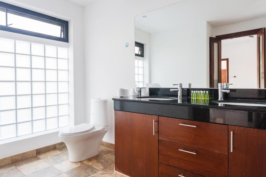 Муанг: Frangipani Villa in Nai Harn (5 bedroom)