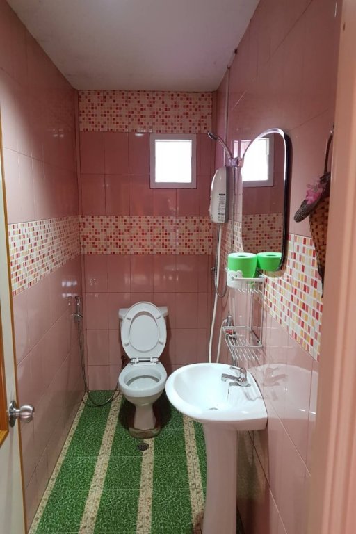 Тха-Май-Руак: OYO 75352 Hotel Family House And Resort Phetchaburi