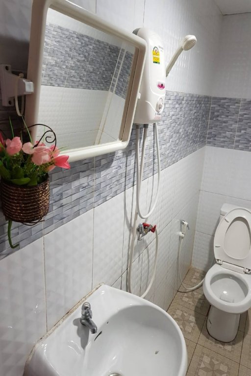 Тха-Май-Руак: OYO 75352 Hotel Family House And Resort Phetchaburi