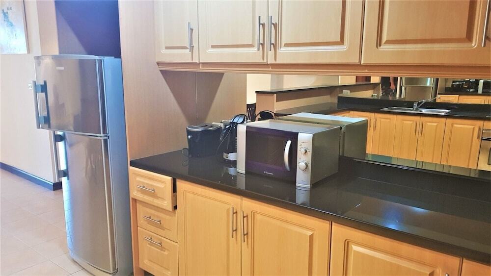Паттайя: Lovely 2-bed Apartment in Pratumnak With Pool View