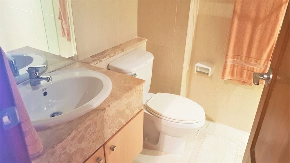 Паттайя: Lovely 2-bed Apartment in Pratumnak With Pool View