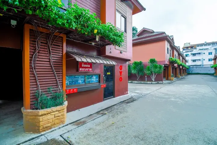 Сирача: Phadaeng Hotel by OYO Rooms