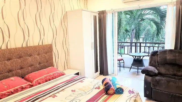 Саттахип: "lovely Beaches at Bangsaray & Great Resturants Quiet Location"