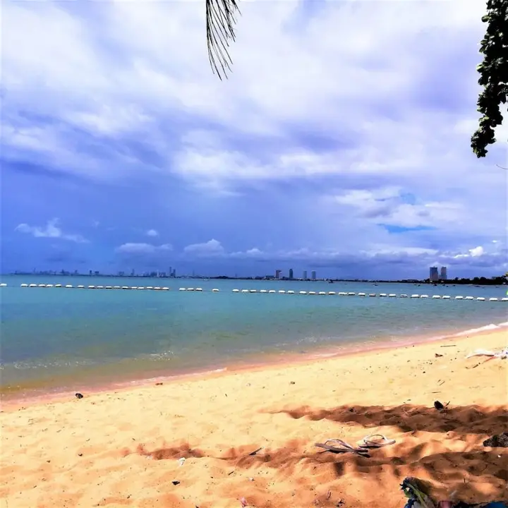 Саттахип: "lovely Beaches at Bangsaray & Great Resturants Quiet Location"