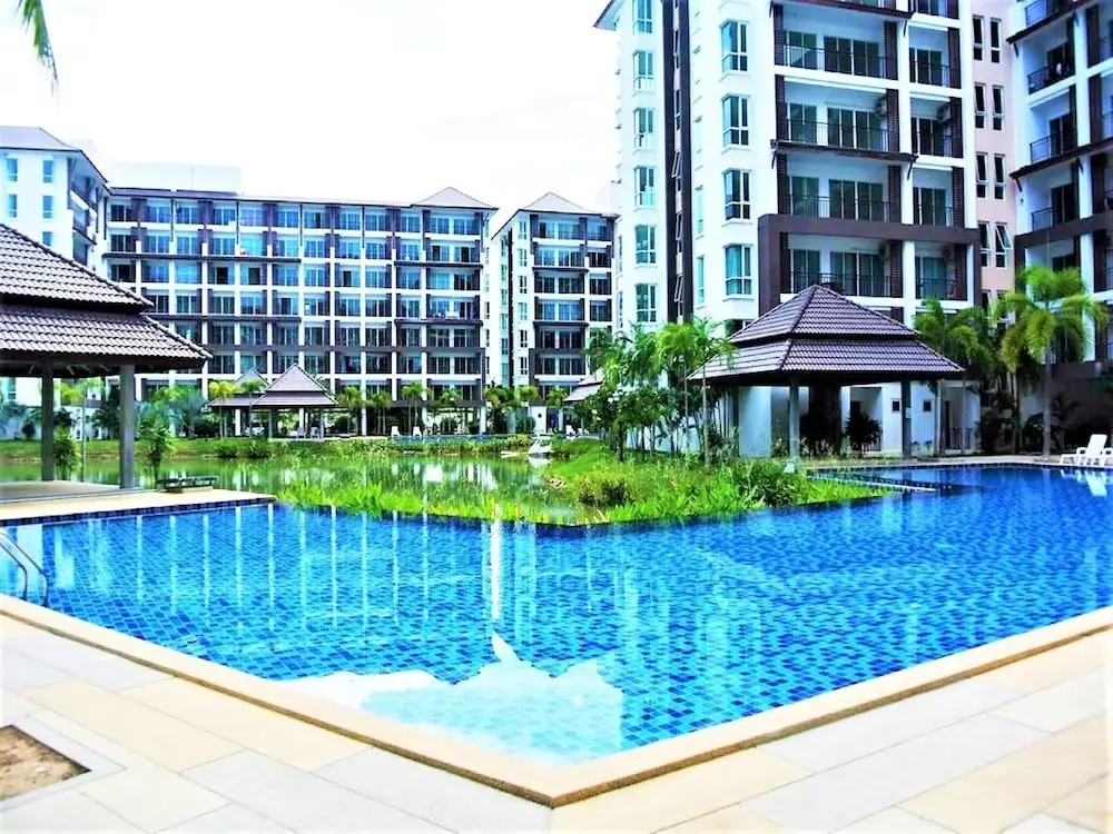 Саттахип: "lovely Beaches at Bangsaray & Great Resturants Quiet Location"