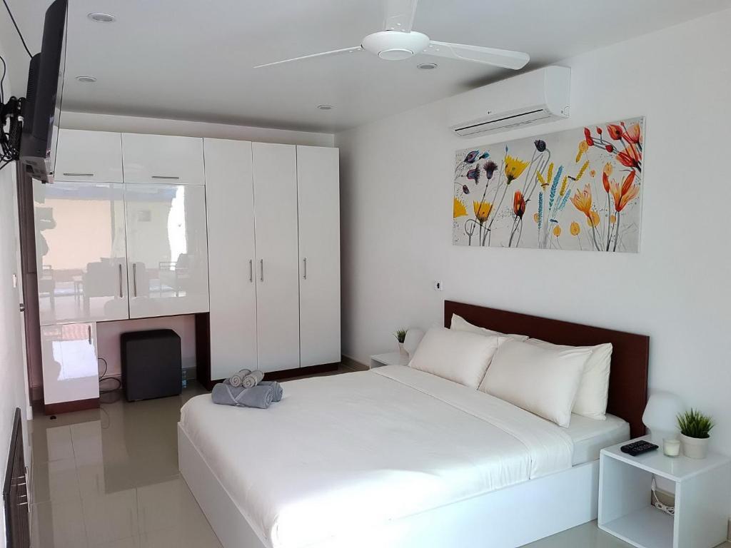 Самуи: Beachside 3-bedroom Townhouse w/ Private Pool at 70 Meters From Beach