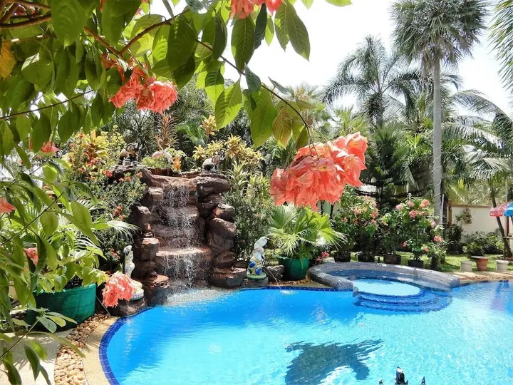 Бангламунг: Relaxing Palm Pool Villa, Tropical Illuminated Garden Private Swimming Pool