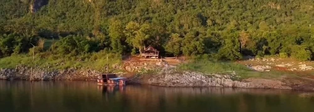 Тгонг-Фа-Фум: Boat House Suriya