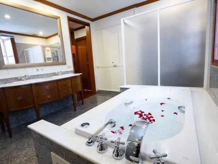 Бангкок: Royal Riverside The Majestic Suite