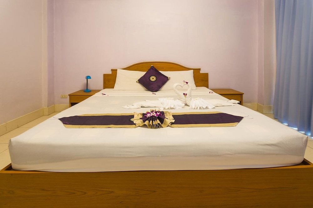 Кату: Room in Guest Room - Guesthouse & Restaurant Belvedere - Central Bedroom With Ac Near Patong Beach