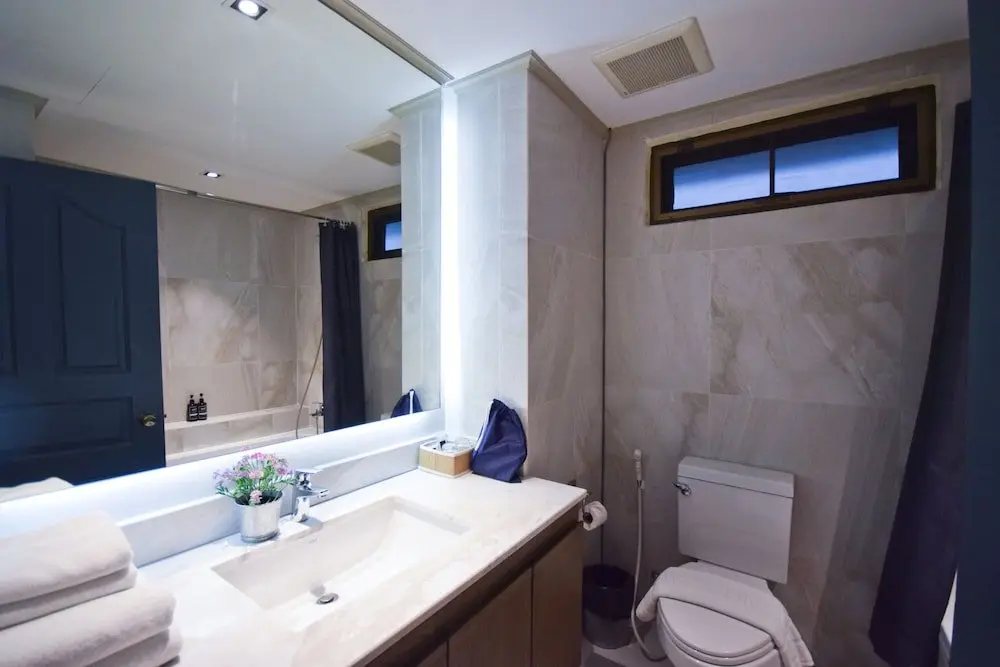 Бангкок: Big Apt, Hidden Gem, Fully Equipped 2 big Br, 2 Ba, Spacious Living in Dt