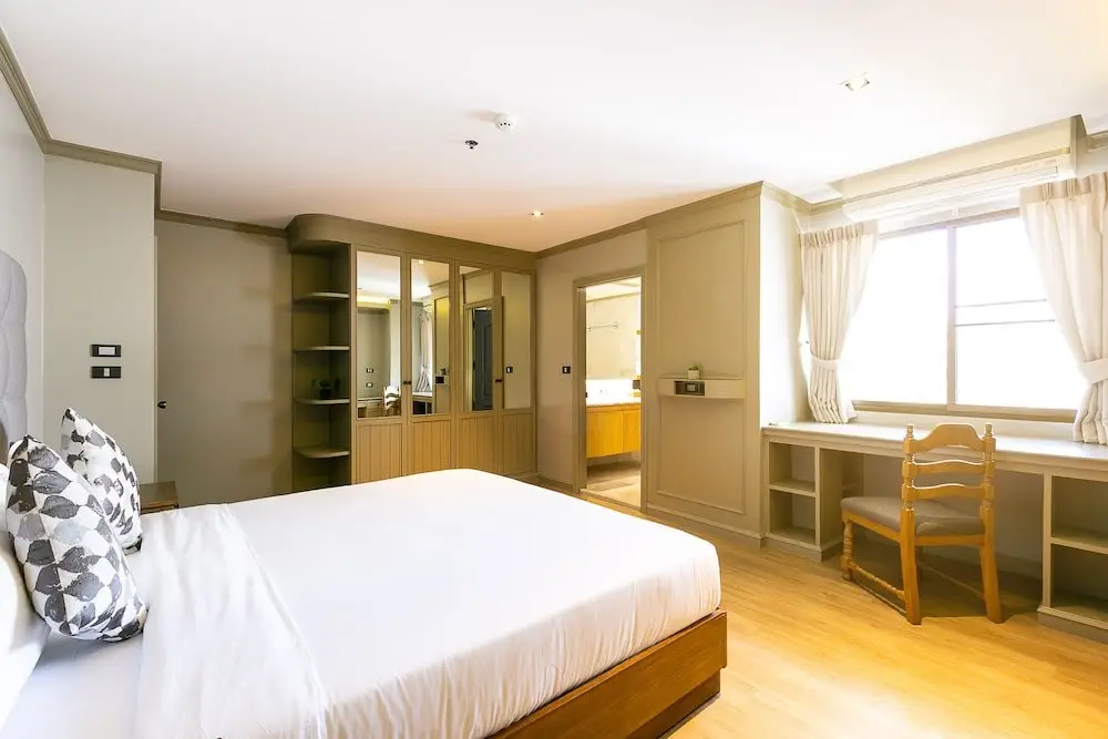 Бангкок: Big Apt, Hidden Gem, Fully Equipped 2 big Br, 2 Ba, Spacious Living in Dt