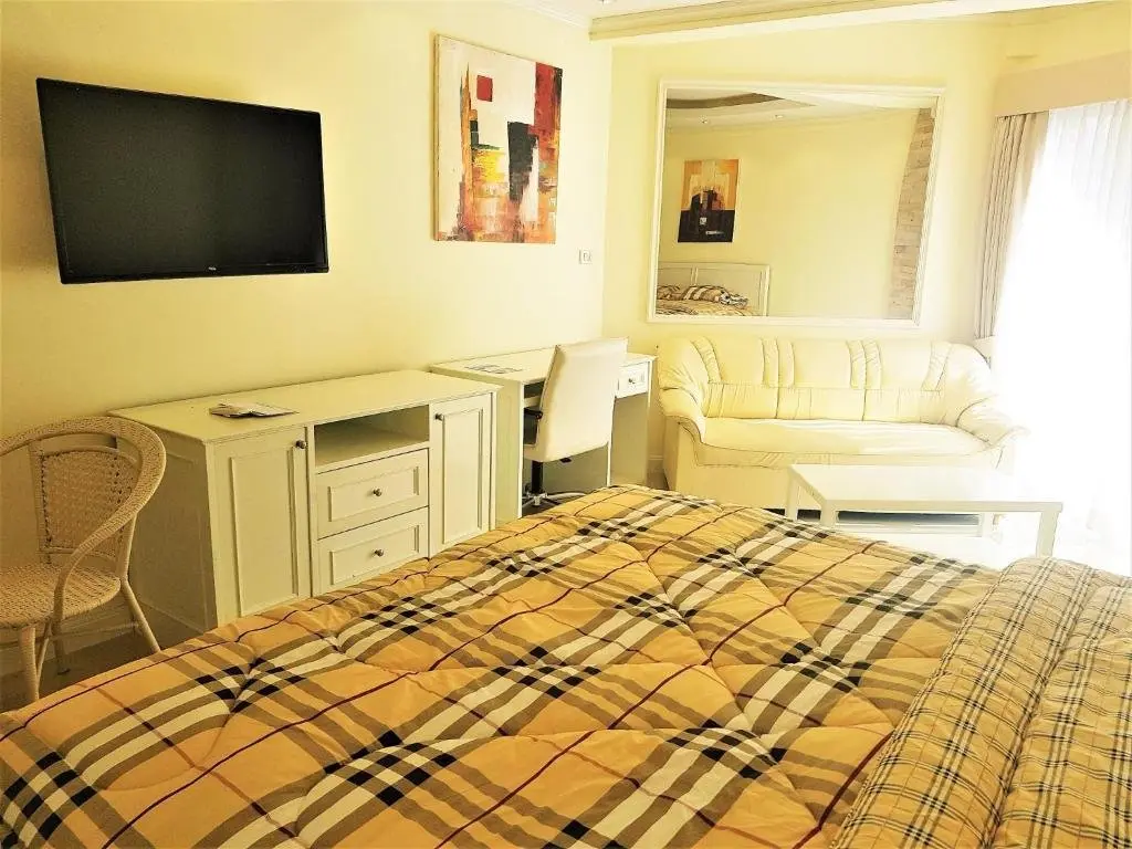Паттайя: 12th Floor Studio Apartment at Jomtien Beach Condominium
