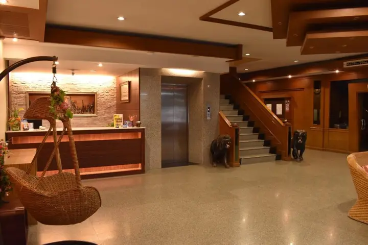 Лоэй: King Hotel
