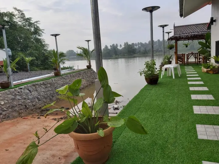 Сураттхани: Boathouse marina restaurant and homestay