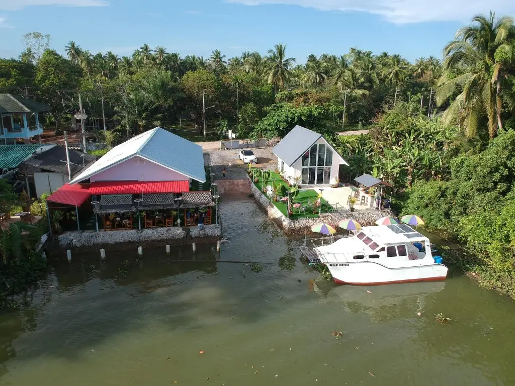 Сураттхани: Boathouse marina restaurant and homestay