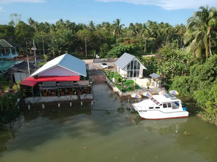 Сураттхани: Boathouse marina restaurant and homestay
