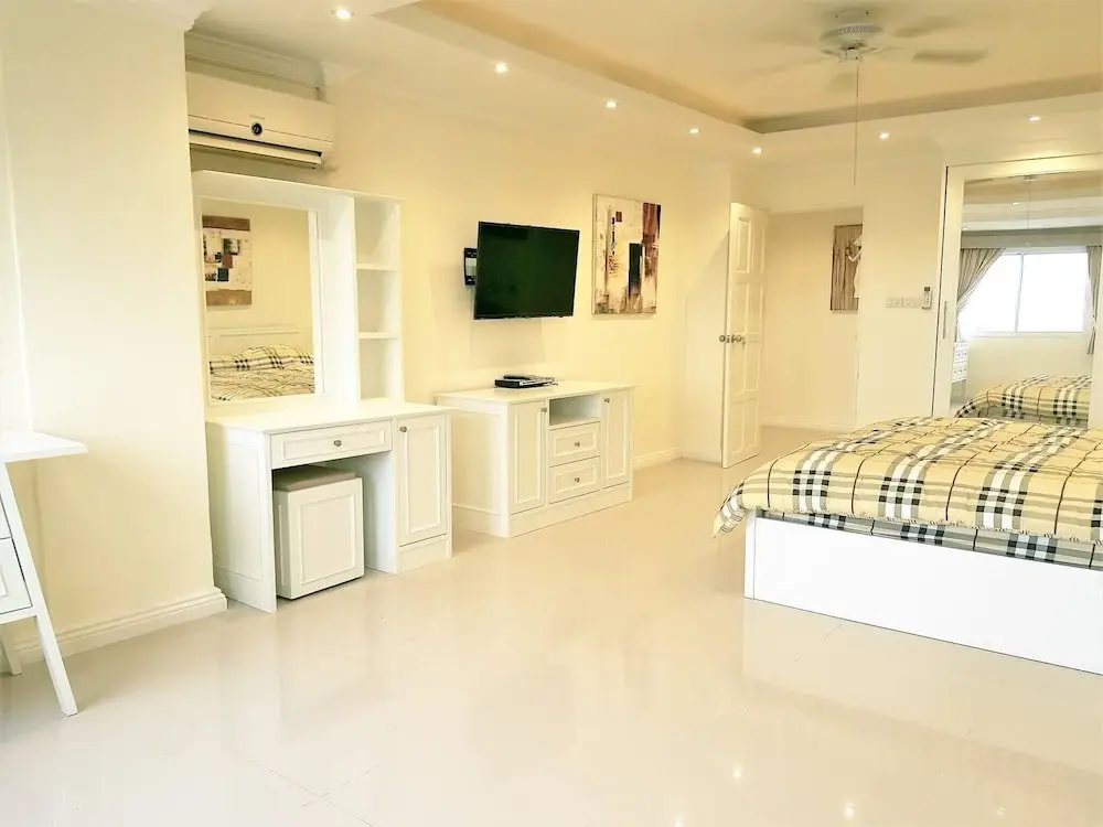 Паттайя: Large, Stylish 2 bed Apartment With Pool Table in Pattaya