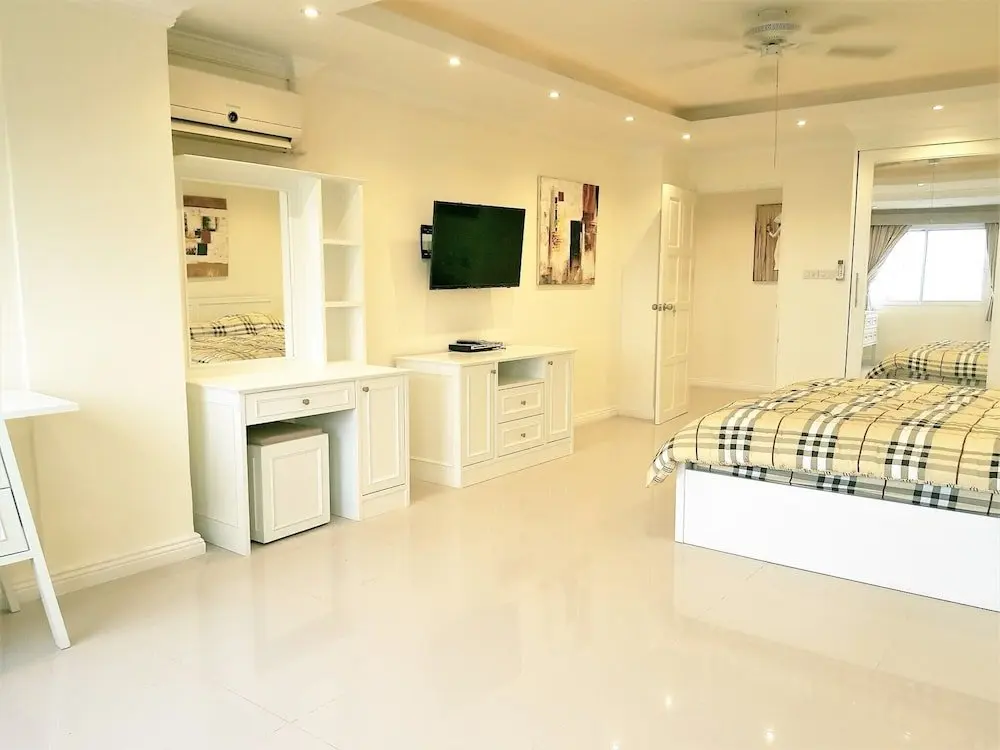 Паттайя: Large, Stylish 2 bed Apartment With Pool Table in Pattaya