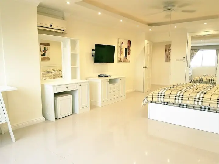 Паттайя: Large, Stylish 2 bed Apartment With Pool Table in Pattaya