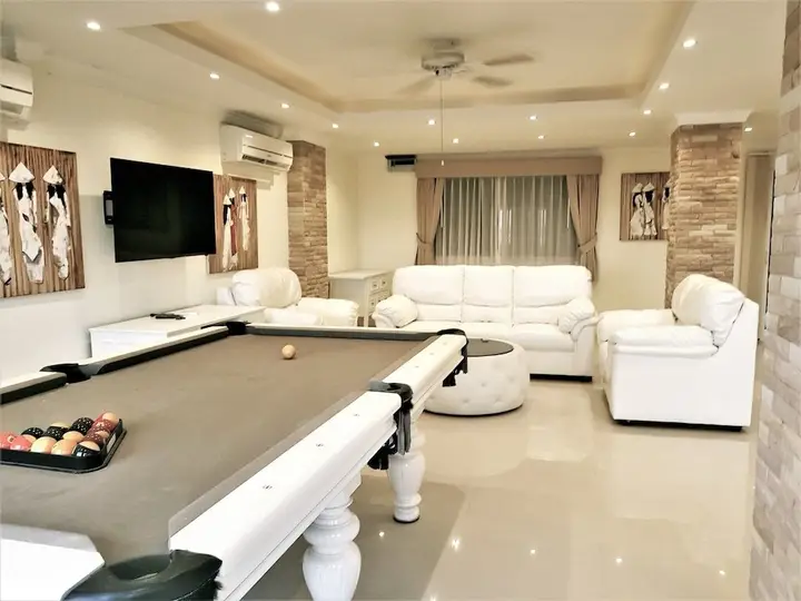 Паттайя: Large, Stylish 2 bed Apartment With Pool Table in Pattaya