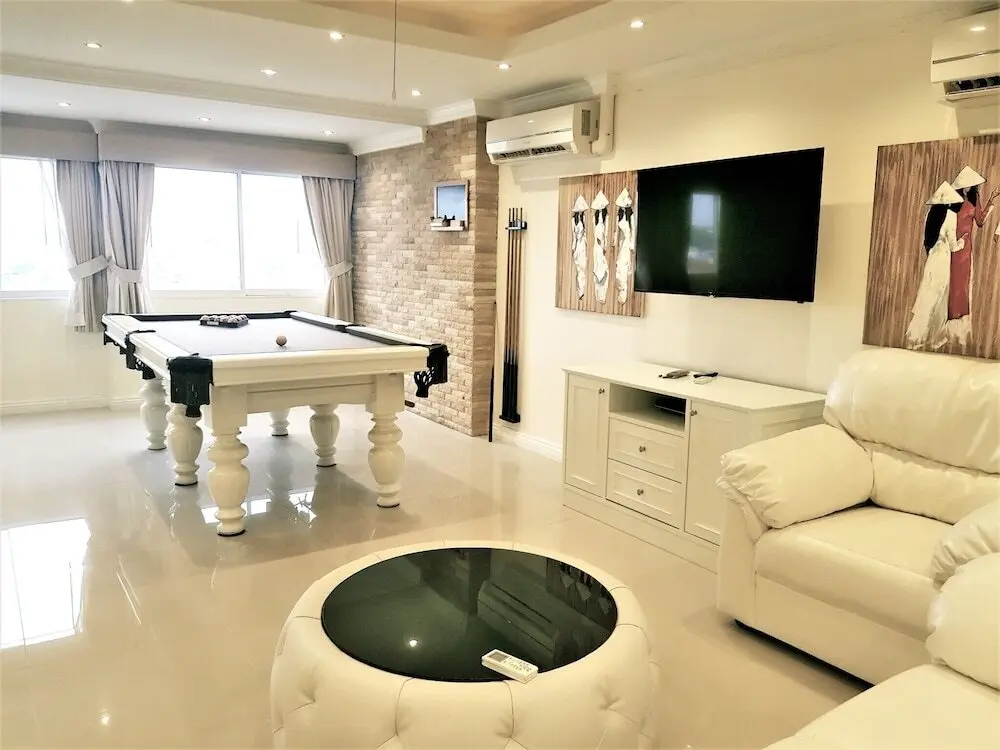 Паттайя: Large, Stylish 2 bed Apartment With Pool Table in Pattaya