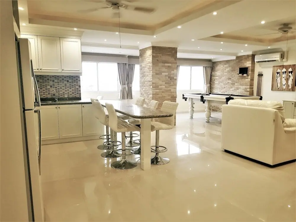 Паттайя: Large, Stylish 2 bed Apartment With Pool Table in Pattaya