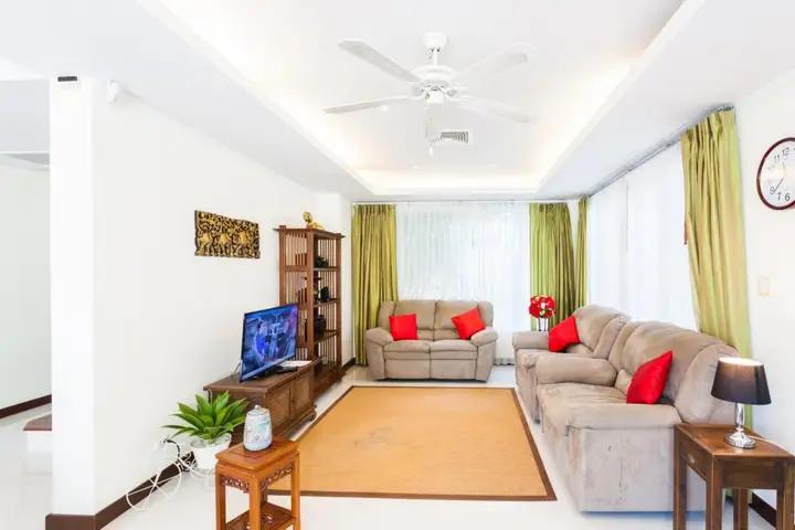 Тхаланг: Baan Kaja villa, walk to Surin and BangTao beach. Private pool.