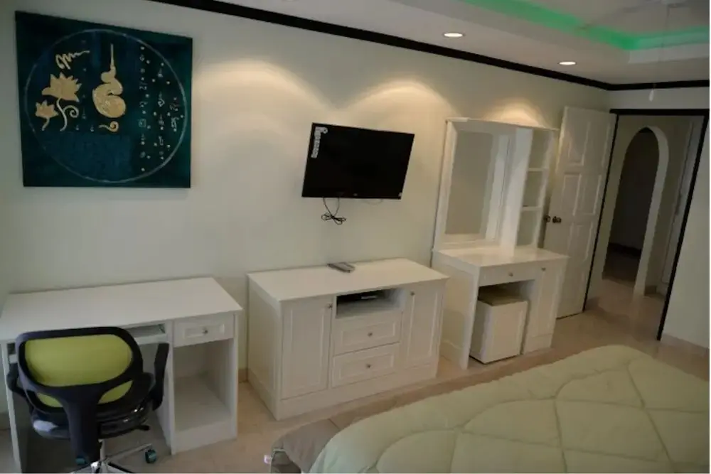 Паттайя: Jomtien Beach Fully Equipped Condominium 3rd Floor Apartment