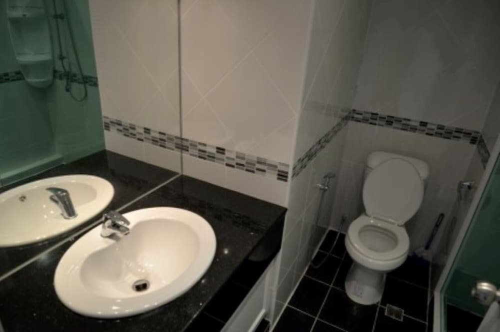 Паттайя: Jomtien Beach Fully Equipped Condominium 3rd Floor Apartment