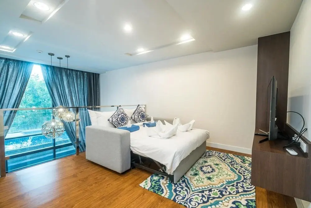 Тхаланг: Aristo 216 - Pool Access Duplex in Surin Condo for 4 People
