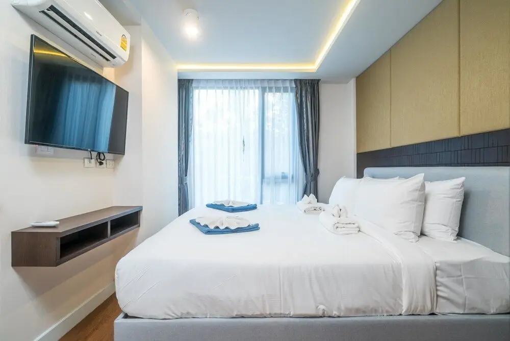 Тхаланг: Aristo 216 - Pool Access Duplex in Surin Condo for 4 People