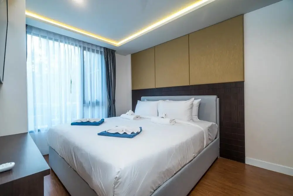 Тхаланг: Aristo 216 - Pool Access Duplex in Surin Condo for 4 People