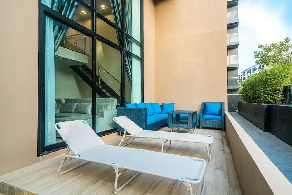 Тхаланг: Aristo 216 - Pool Access Duplex in Surin Condo for 4 People
