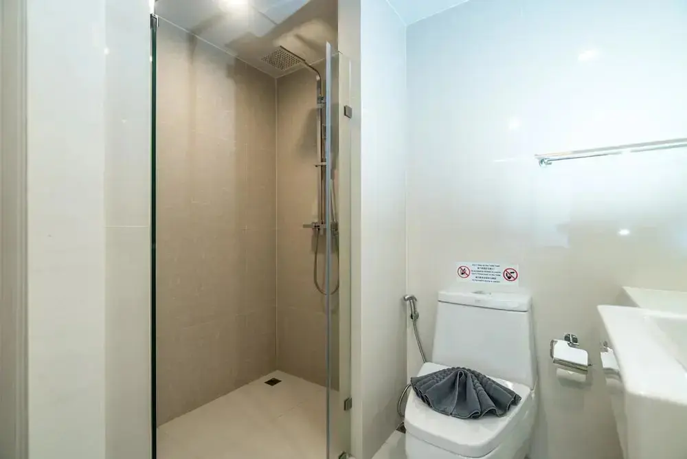 Тхаланг: Aristo 216 - Pool Access Duplex in Surin Condo for 4 People