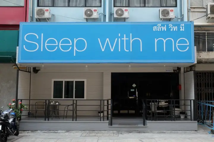 Бангкок: Sleep With Me Too Bangkok- BTS Phra Khanong
