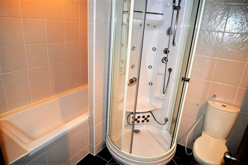 Паттайя: Jomtien Plaza Residence With sea View, spa Shower Bath tub