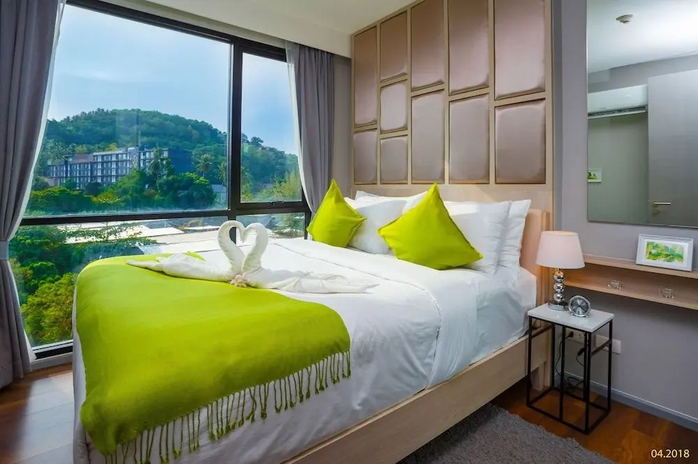 Тхаланг: 6th Avenue Phuket Surin - by Holy cow